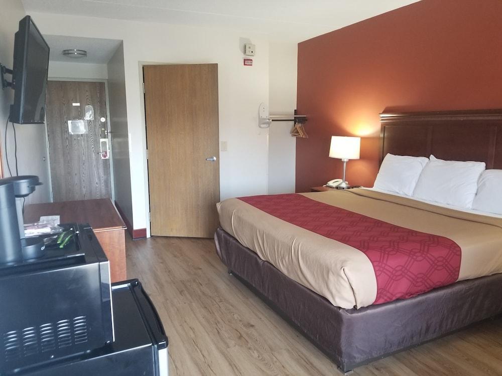 Econo Lodge Cadillac By Choice Экстерьер фото
