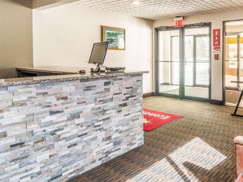 Econo Lodge Cadillac By Choice Экстерьер фото