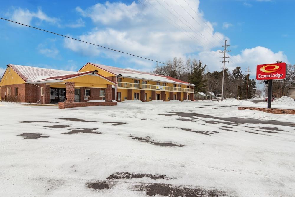 Econo Lodge Cadillac By Choice Экстерьер фото