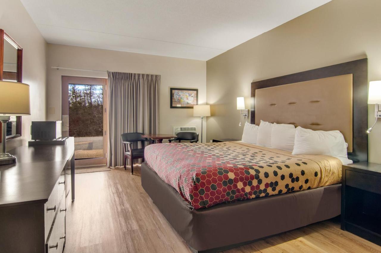 Econo Lodge Cadillac By Choice Экстерьер фото