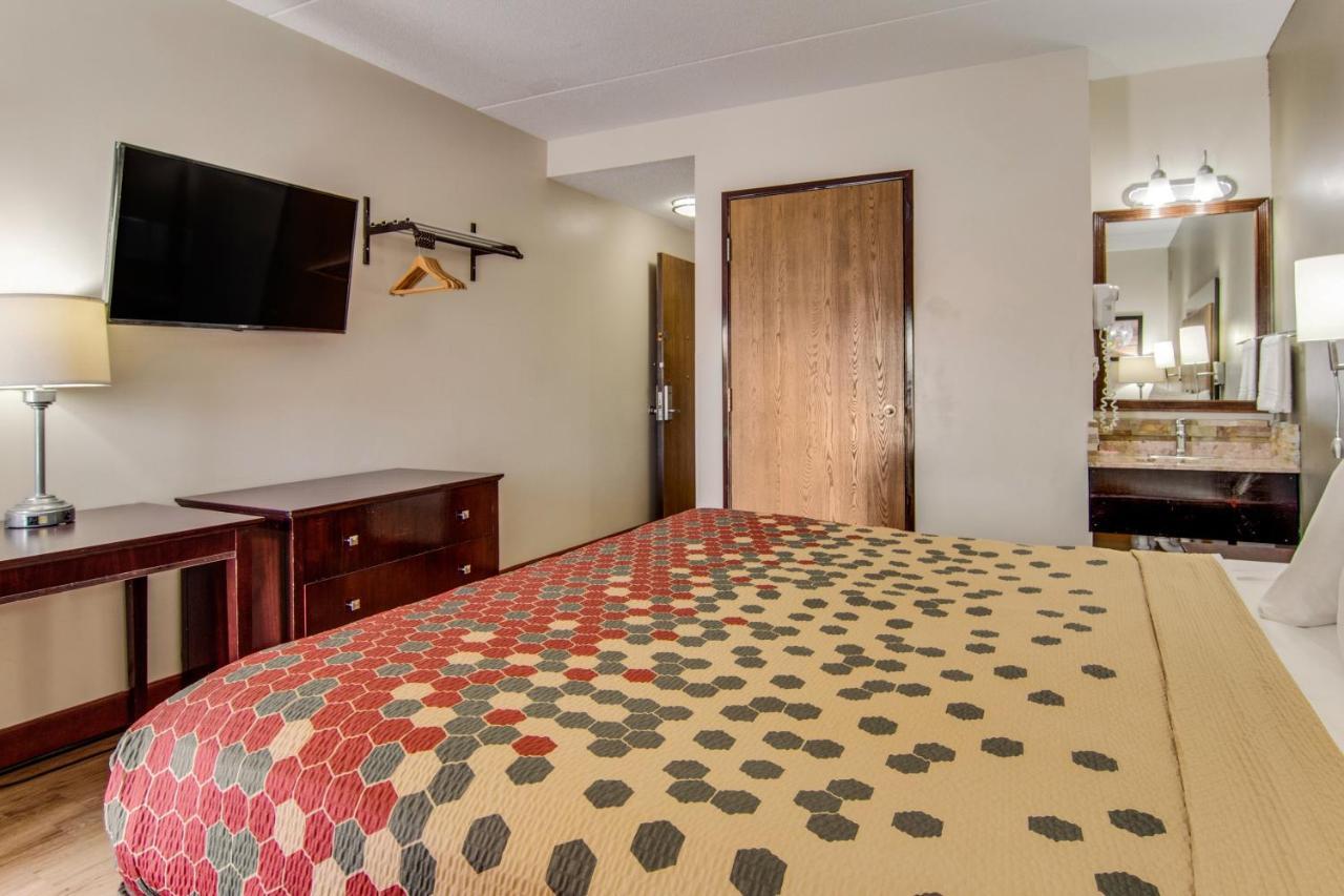 Econo Lodge Cadillac By Choice Экстерьер фото