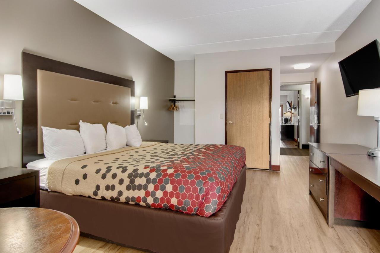 Econo Lodge Cadillac By Choice Экстерьер фото