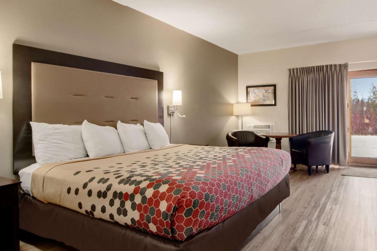 Econo Lodge Cadillac By Choice Экстерьер фото