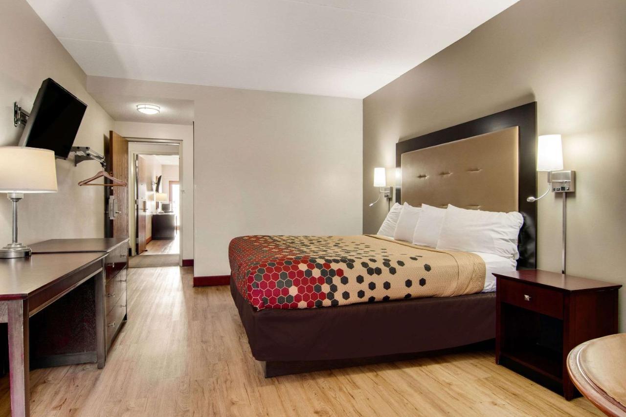 Econo Lodge Cadillac By Choice Экстерьер фото