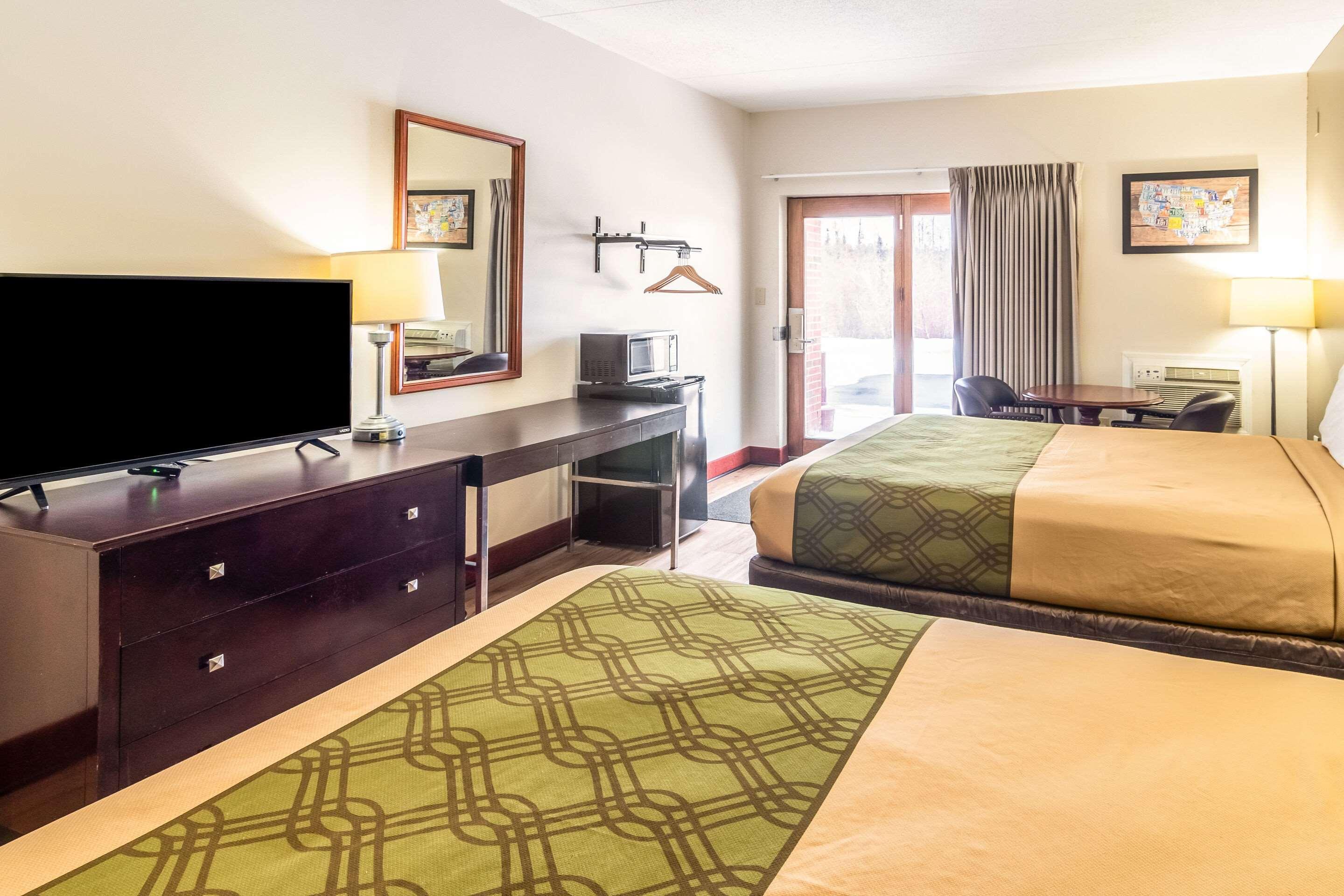 Econo Lodge Cadillac By Choice Экстерьер фото