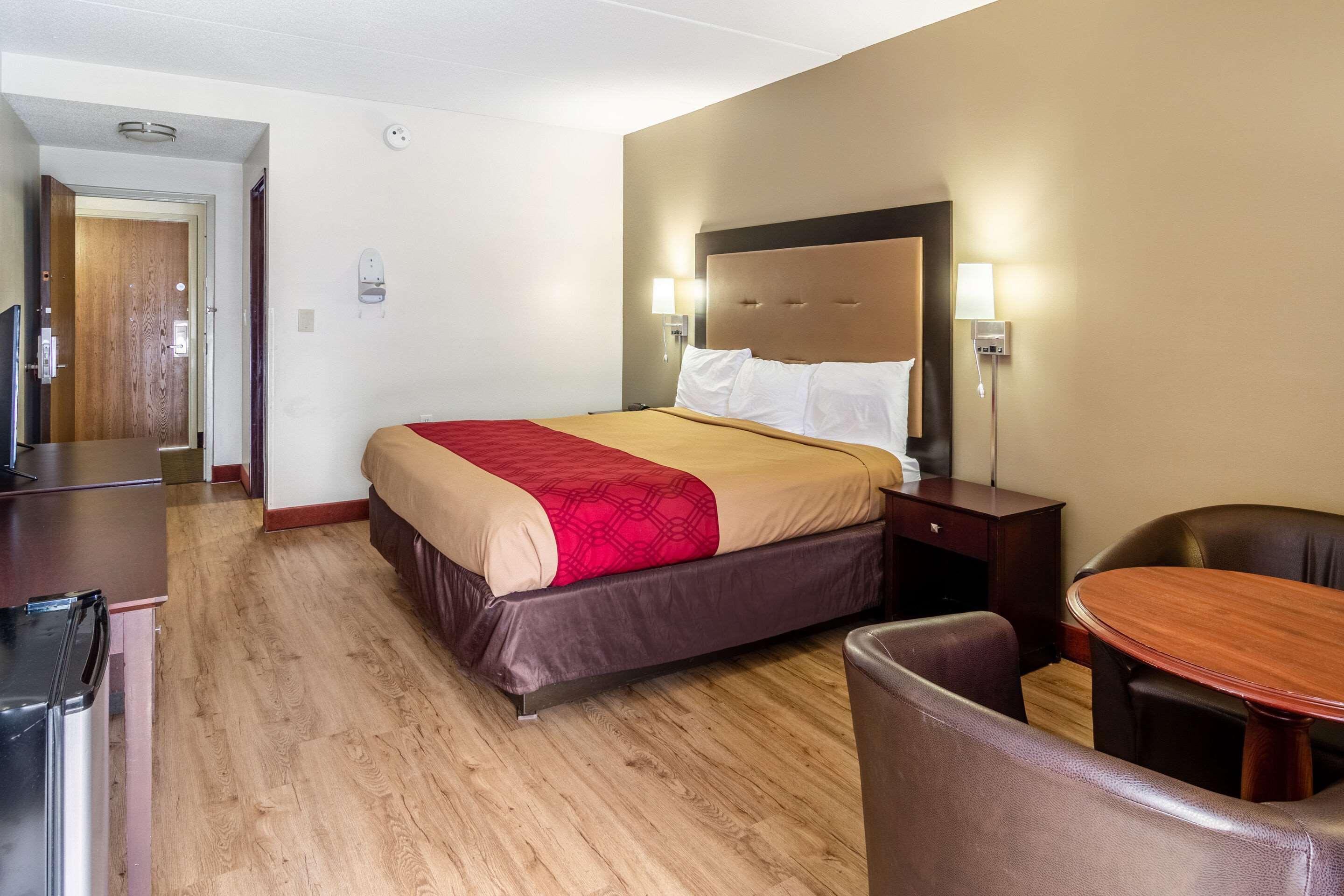 Econo Lodge Cadillac By Choice Экстерьер фото