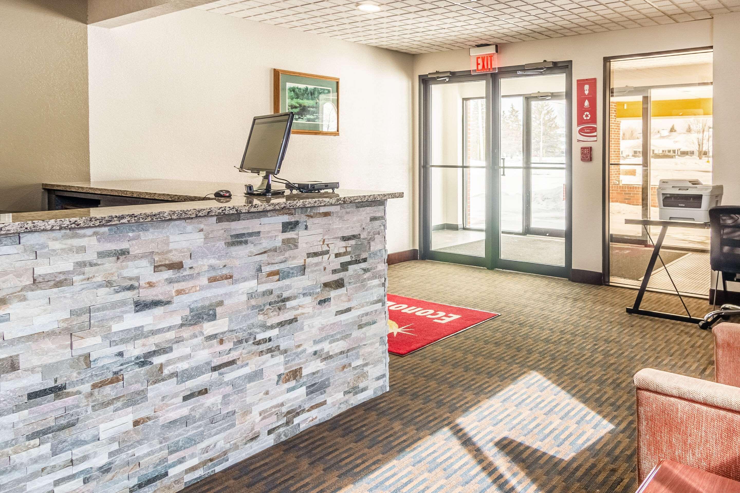 Econo Lodge Cadillac By Choice Экстерьер фото