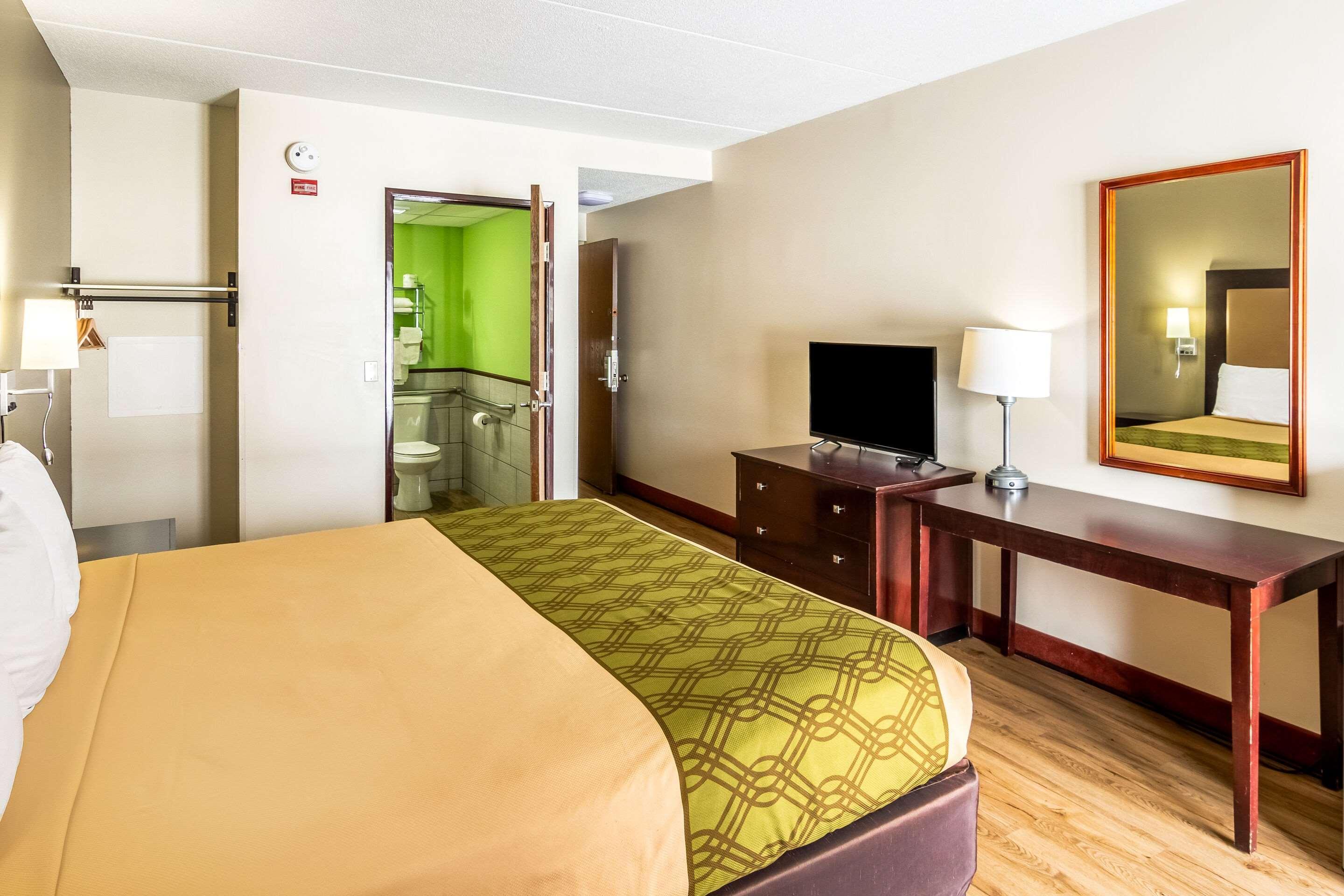 Econo Lodge Cadillac By Choice Экстерьер фото