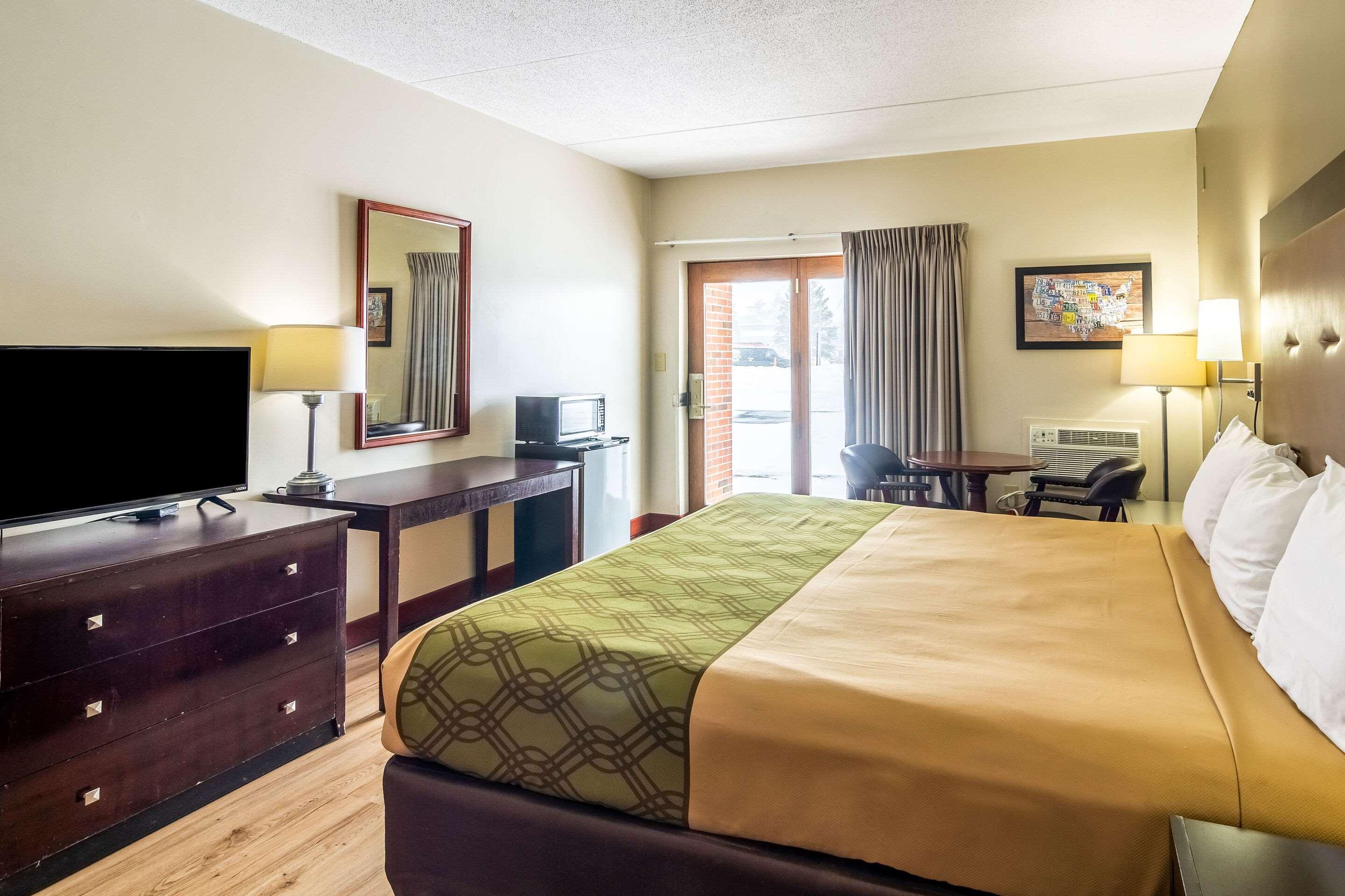 Econo Lodge Cadillac By Choice Экстерьер фото