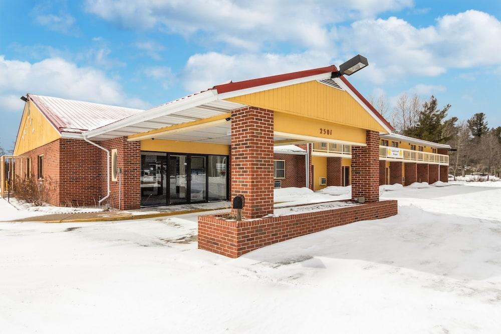 Econo Lodge Cadillac By Choice Экстерьер фото