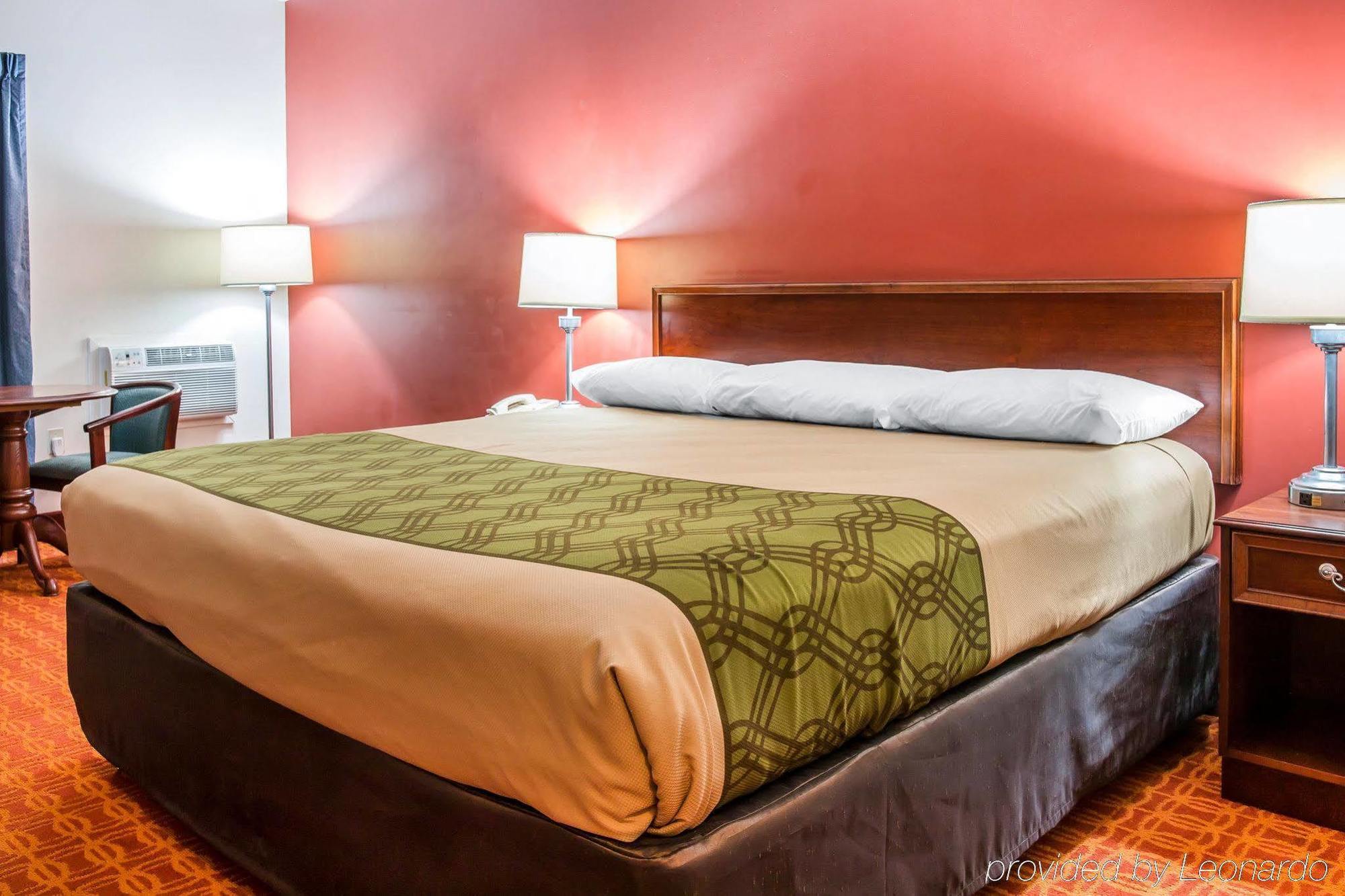 Econo Lodge Cadillac By Choice Экстерьер фото