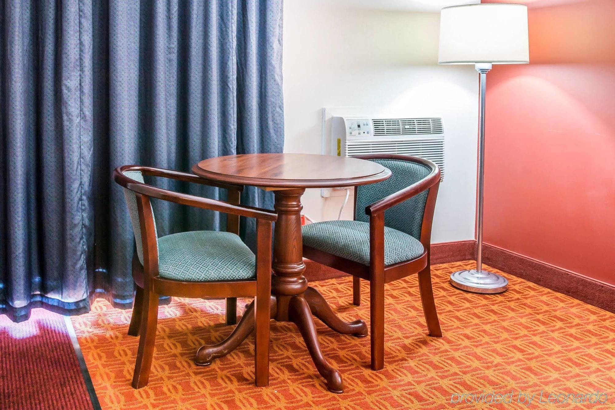Econo Lodge Cadillac By Choice Экстерьер фото
