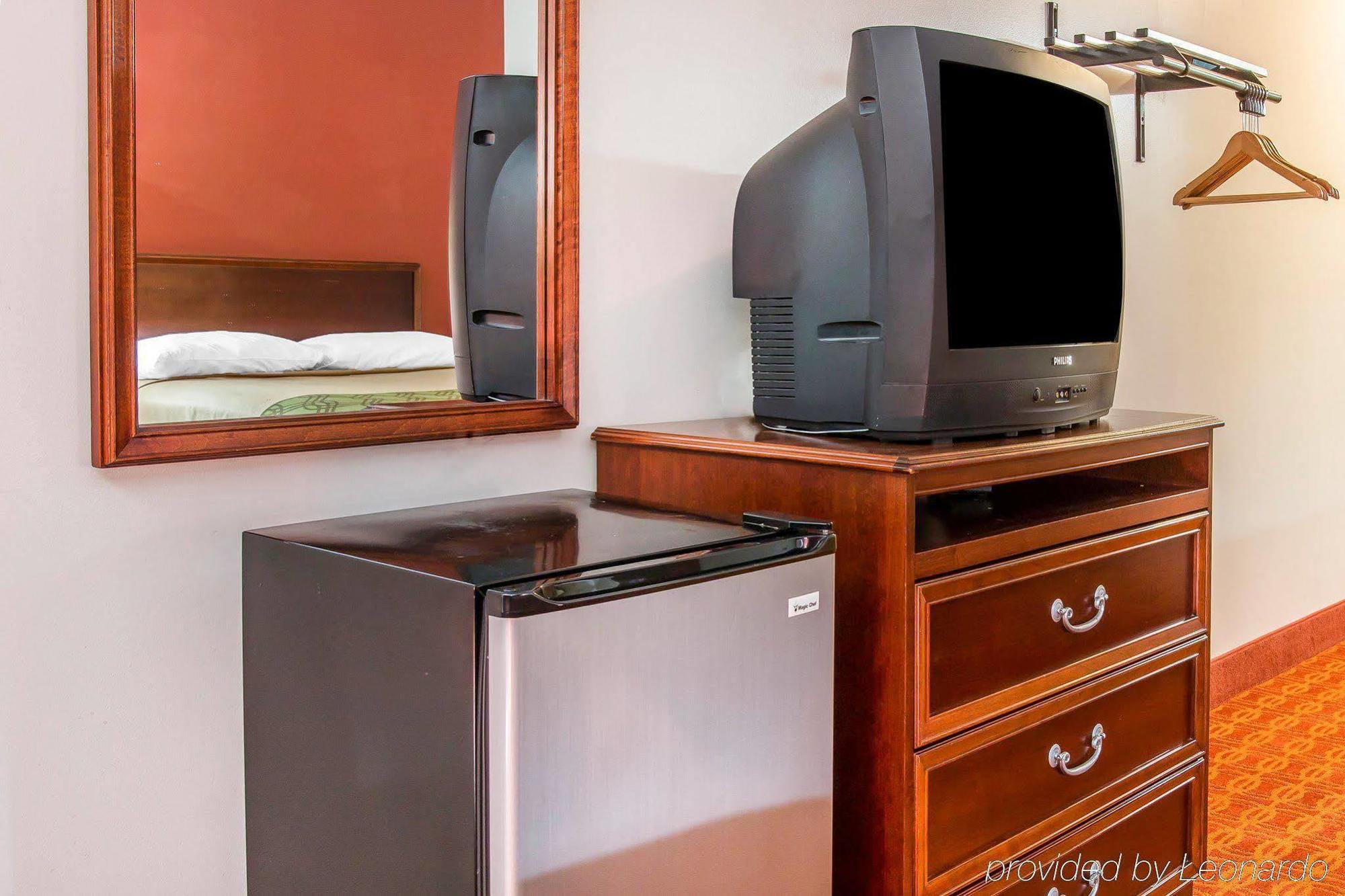 Econo Lodge Cadillac By Choice Экстерьер фото